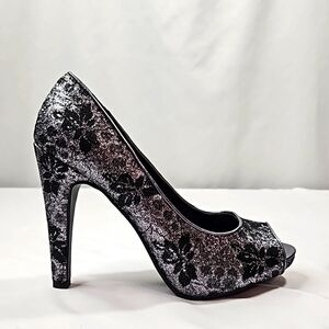 Vera Wang Princess Black & Silver Heels Size 7